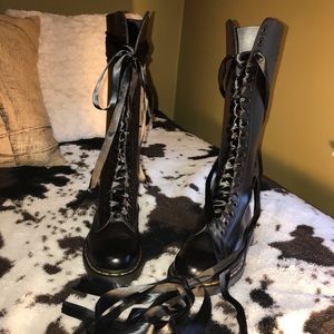 🖤20 EYE KNEE HIGH DR. MARTENS🖤